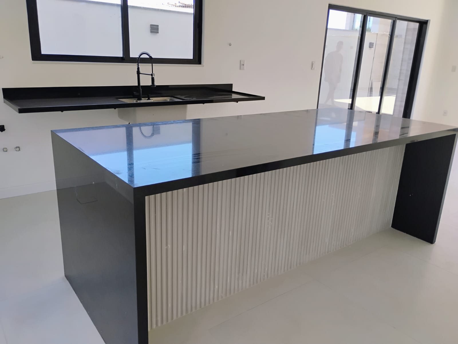 Cozinha com bancada e ilha de mármore
